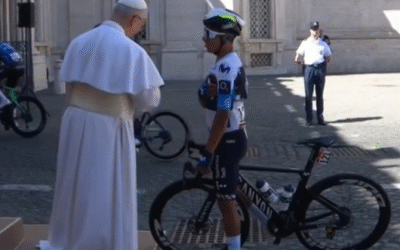 El gesto que conmovió en el Giro: Nairo Quintana rompe el protocolo para saludar al Papa León XIV