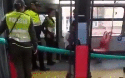 ¡Insólito en TransMilenio! Hombre intentó subir un tubo gigante al bus y terminó bajado por la Policía