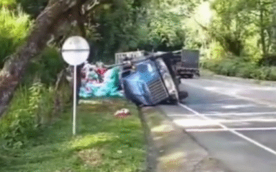 Accidente con volcamiento en la vía Santa Bárbara-La Pintada