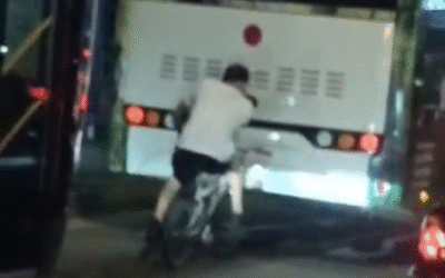 Un ciclista se aferra al Metroplús y pone en riesgo su vida: llamado a la conciencia