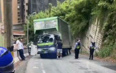Camión de trasteo no logró subir la empinada loma de San José y quedó atravesado