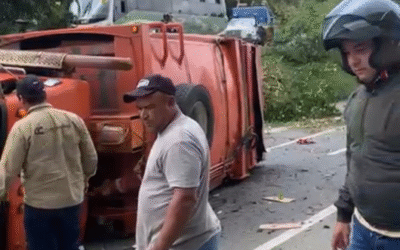 Accidente de tránsito con volcamiento de vehículo de Emvarias en la autopista Norte, vía Barbosa