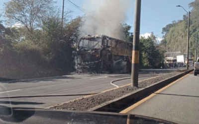 Bus se Incendia en la Vía Bogotá – Medellín por Posible Falla Mecánica