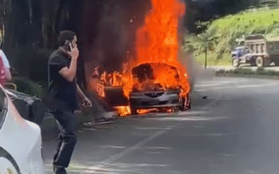 Emergencia en Las Palmas: Vehículo terminó incinerado tras posible falla mecánica