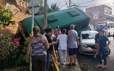 Siniestro vial en Guayabal: bus terminó volcado contra una vivienda
