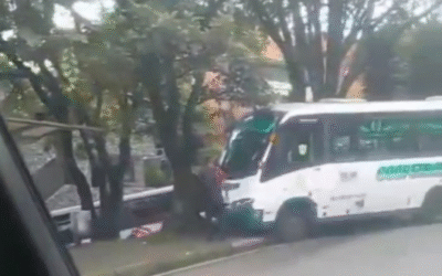 🚌 Accidente de bus en la vía Palos Verdes: sin lesionados