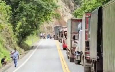 Cierre total en la vía Bolombolo-Santa Fe de Antioquia por deslizamiento de tierra