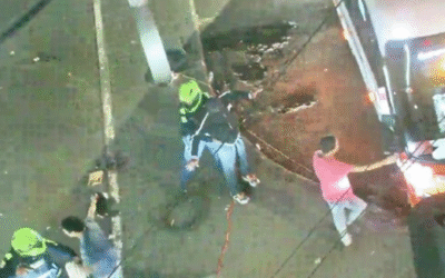 Cámaras de seguridad captan a tres hombres manipulando pistolas en pleno centro de Medellín