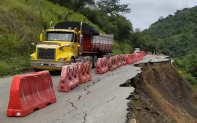 🚧 Cierre total en la vía Bolombolo-Medellín por colapso de la banca en El Repecho