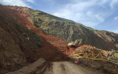 Invías atiende deslizamiento en la vía Quibdó-Medellín con maquinaria y personal especializado