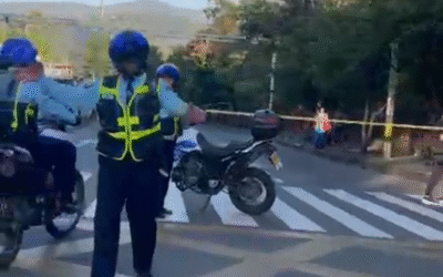 Encapuchados bloquean la calle Barranquilla frente a la Universidad de Antioquia