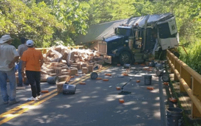 Accidente con tractomula cierra la vía Santa Fe de Antioquia–Bolombolo