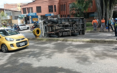 🚨 Accidente de tránsito en Medellín: camión volcado en la Avenida 80