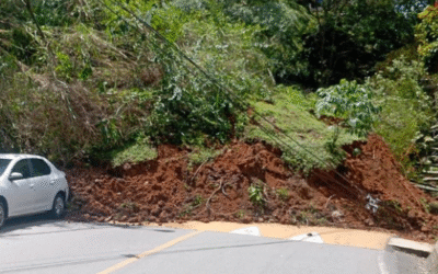 Nuevo deslizamiento en Medellín provoca cierre total de vía en el barrio Picacho