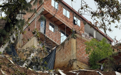 Emergencia en Villatina: deslizamiento activo pone en riesgo a decenas de familias