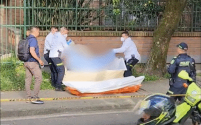 Hallan cuerpo sin vida dentro de una nevera en vía pública de Medellín