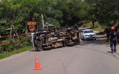 🚨 Accidente en el Suroeste antioqueño: camión se volcó en la vía hacia Hispania