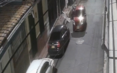 Delincuentes roban placas de un vehículo estacionado en Buenos Aires, Medellín