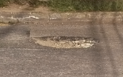 Vecinos denuncian enorme hueco en vía del barrio Santa Mónica, Medellín