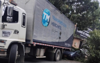 Árbol cae sobre un vehículo en El Poblado tras choque con camión
