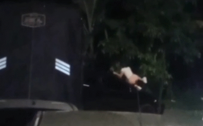 Mujer se sube al capó de un carro en plena vía durante una pelea con su pareja