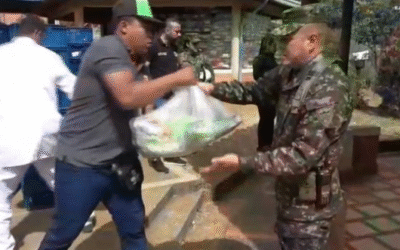 Soldados de la Cuarta Brigada entregan ayudas a familias afectadas por deslizamiento en Granizal, Bello