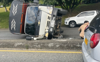 Accidente de tránsito en la Autopista Norte: camión se volcó cerca del puente de la Madre Laura