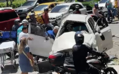 Carro pierde el control y termina en paradero de bus en El Poblado