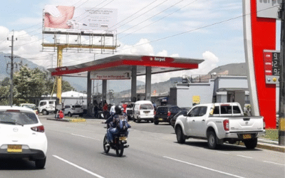 Entre monedas y filas: el dilema en una estación de servicio de Medellín