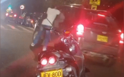 Confuso incidente entre motociclista y conductor en Buenos Aires quedó registrado en video