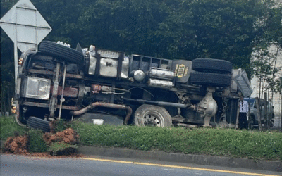 Volcamiento de volqueta en La Tablaza, La Estrella: autoridades atienden la emergencia