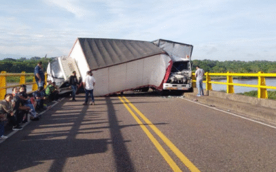 Accidente de tránsito en la vía al peaje de Puerto Triunfo: dos camiones involucrados y cierre total de la vía