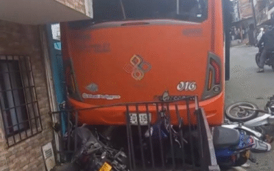 Bus sin frenos causó daños en Aranjuez, Medellín