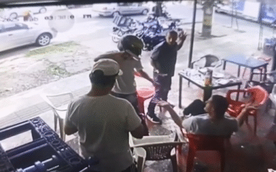 Hombres armados asaltaron tienda en Santa Mónica y huyeron en moto