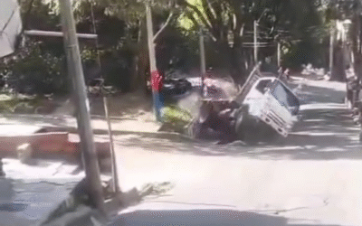 Camión se volcó al intentar subir una loma en la comuna 13