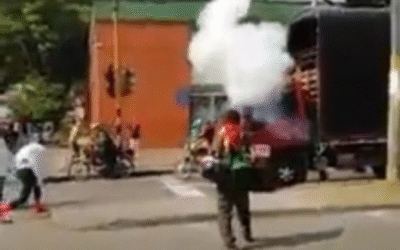 Encapuchados con presunta bandera del M-19 atacaron camión con explosivos en vía pública