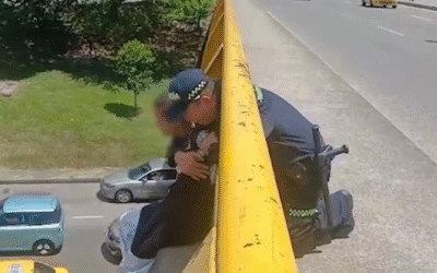 Policía evitó que una joven se lanzara desde un puente en Medellín
