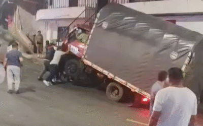 Insólito en Medellín: camión quedó inclinado por aparente exceso de peso