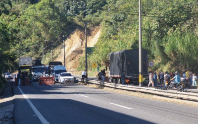 Bloqueo en la autopista Medellín-Bogotá por crisis en Granizal