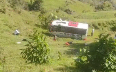 Accidente en la vía Granada-San Carlos deja 20 heridos