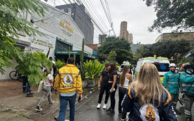 Colapso de muro en obra de construcción deja ocho heridos y varias viviendas afectadas en Manila, El Poblado