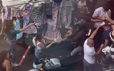 💨 Fuertes vientos hicieron volar su dinero en El Hueco, pero lo que pasó después conmovió a todos