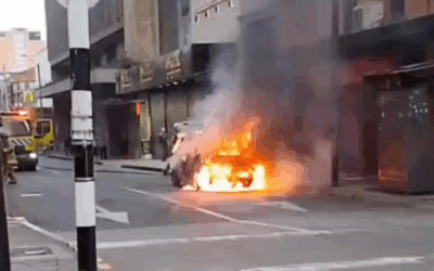 Incendio de vehículo en pleno centro de Medellín fue controlado por Bomberos