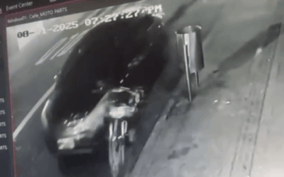 Conductor embiste moto estacionada y huye del lugar