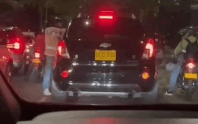 Hombres armados asaltan a ocupantes de un vehículo en la avenida 80, cerca al Mall La Mota