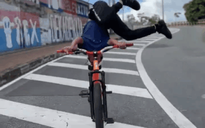 Peligrosa maniobra en el puente de la Madre Laura causa indignación en redes