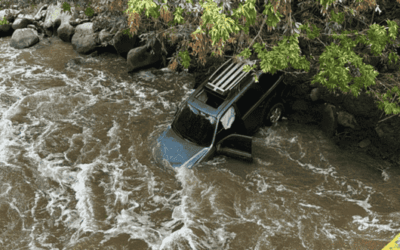 Accidente en la vía a Santo Domingo: vehículo cayó al río Medellín