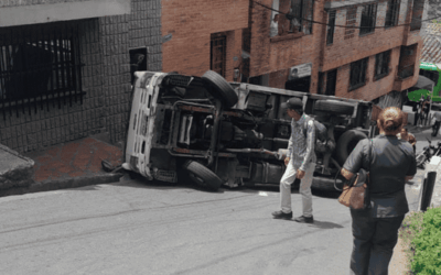 Accidente de tránsito en San Cristóbal: camión volcó en zona urbana