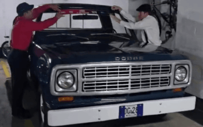 Pasión sobre ruedas: Óscar Ocampo y su amor por los autos clásicos en el desfile de Medellín