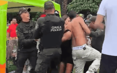 Riña opaca el desfile de carros clásicos y antiguos durante la Feria de las Flores